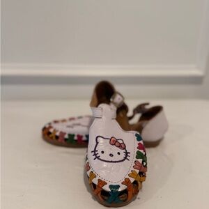 Hello Kitty Huarache white Sandals approximately girls Size 12
